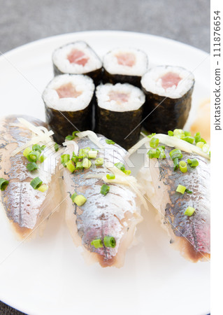 美味的鐵捲和竹莢魚握壽司 111876654