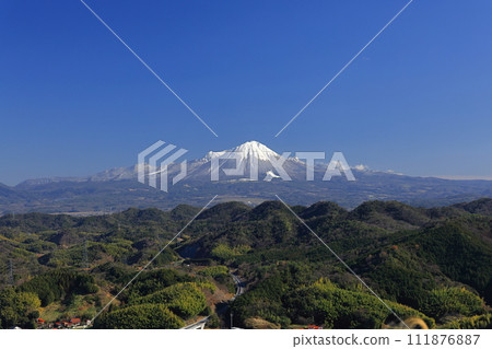 冬季天氣中的大山 111876887