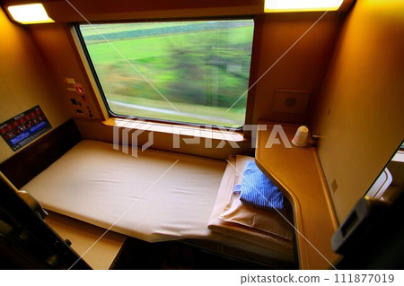 Traveling on a night train in a comfortable private sleeper room..."Sleeper Limited Express Sunrise Izumo/Seto" 285 series, single (B sleeper, one-story)) Traveling on a night train in a comfortable private sleeper room..."Sleeper Limited Express Sunrise Izumo/Seto" 285 series, single (B sleeper, one-story)) 111877019