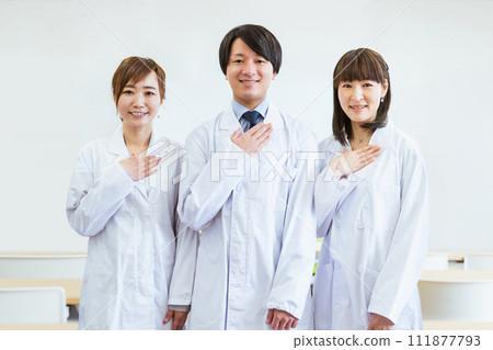 醫療團隊、醫生、男醫生、女醫生（信任、誠實，交給我們） 111877793