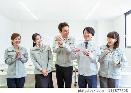 Employees and staff (businessmen and businesswomen) wearing work clothes working at small and medium-sized enterprises such as factories and construction companies. Employees and staff (businessmen and businesswomen) wearing work clothes working at small and medium-sized enterprises such as factories and construction companies. 111877798