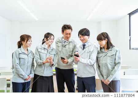 Employees and staff wearing work clothes (business) 111877804