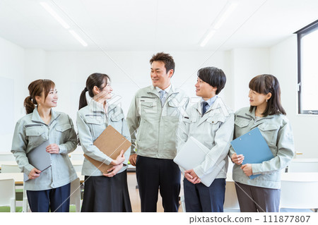 穿著工作服在工廠、建築公司等中小型企業工作的員工和工作人員(商人和女商人)。 穿著工作服在工廠、建築公司等中小型企業工作的員工和工作人員(商人和女商人)。 111877807
