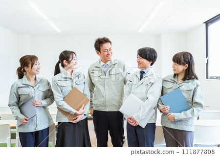 穿著工作服在工廠、建築公司等中小型企業工作的員工和工作人員(商人和女商人)。 穿著工作服在工廠、建築公司等中小型企業工作的員工和工作人員(商人和女商人)。 111877808