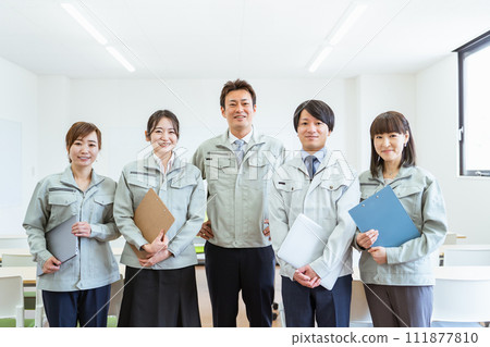 穿著工作服在工廠、建築公司等中小型企業工作的員工和工作人員(商人和女商人)。 穿著工作服在工廠、建築公司等中小型企業工作的員工和工作人員(商人和女商人)。 111877810