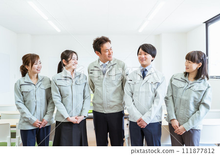 穿著工作服在工廠、建築公司等中小型企業工作的員工和工作人員(商人和女商人)。 穿著工作服在工廠、建築公司等中小型企業工作的員工和工作人員(商人和女商人)。 111877812