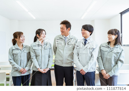 穿著工作服在工廠、建築公司等中小型企業工作的員工和工作人員(商人和女商人)。 穿著工作服在工廠、建築公司等中小型企業工作的員工和工作人員(商人和女商人)。 111877814