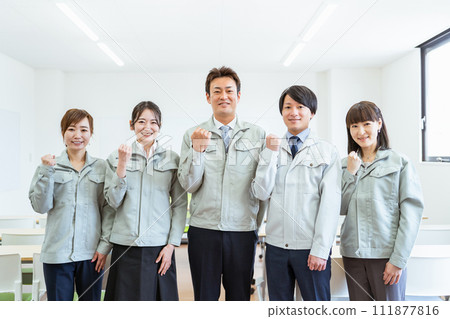 Employees and staff (businessmen and businesswomen) wearing work clothes working at small and medium-sized enterprises such as factories and construction companies. 111877816