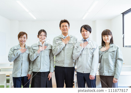 穿著工作服在工廠、建築公司等中小型企業工作的員工和工作人員（商人和女商人）。 111877817