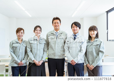 Employees and staff (businessmen and businesswomen) wearing work clothes working at small and medium-sized enterprises such as factories and construction companies. 111877818