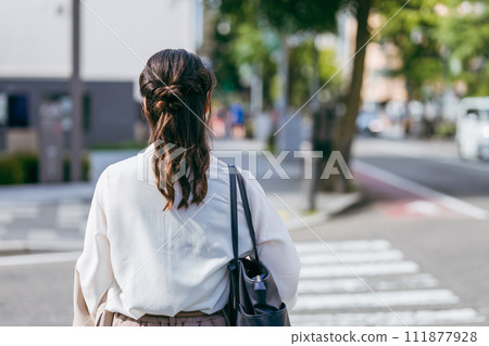 穿越人行道的女商人/職業母親(無臉部、上半身、後視圖) 穿越人行道的女商人/職業母親(無臉部、上半身、後視圖) 111877928