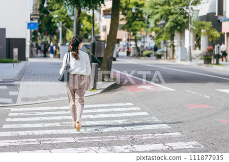 穿越人行道的女商人/職業母親（無正面/背面視圖） 111877935