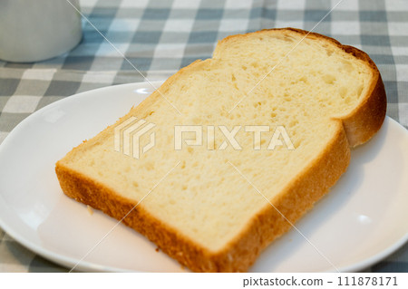 白麵包盤上的一片麵包 111878171