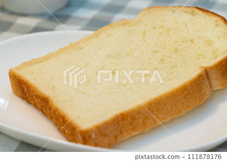 白麵包盤上的一片麵包 白麵包盤上的一片麵包 111878176