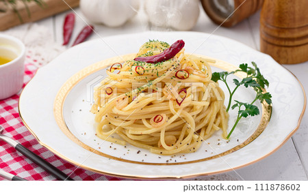 Peperoncino spaghetti 111878602