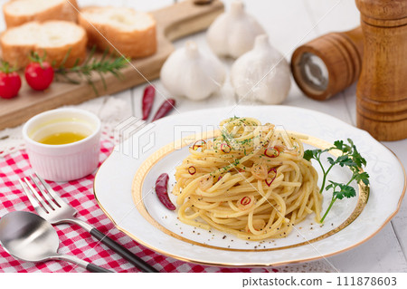 Peperoncino spaghetti 111878603