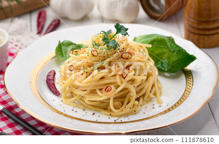 Peperoncino spaghetti 111878610