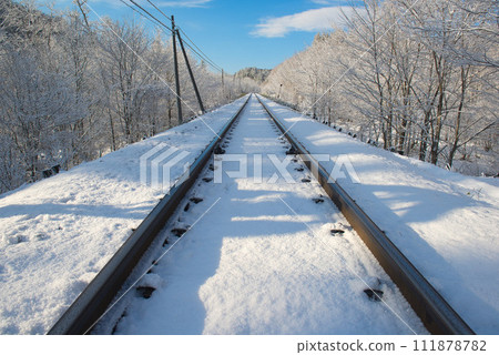 積雪的鐵軌 111878782