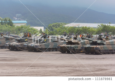 A large number of tanks of the tank instruction squad lined up 111878981