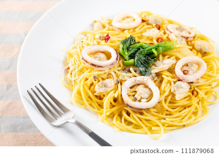 Delicious rape blossom and squid pasta 111879068