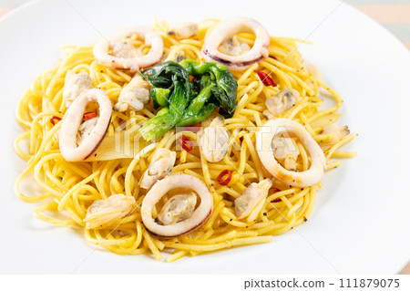 Delicious rape blossom and squid pasta 111879075