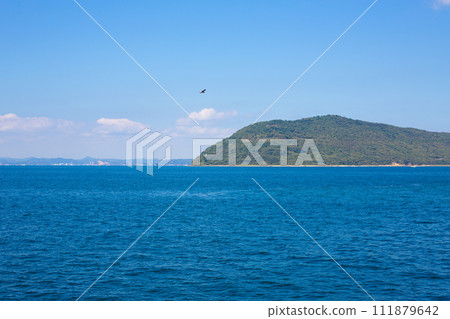 從高松港看到的瀨戶內海和島嶼 從高松港看到的瀨戶內海和島嶼 111879642