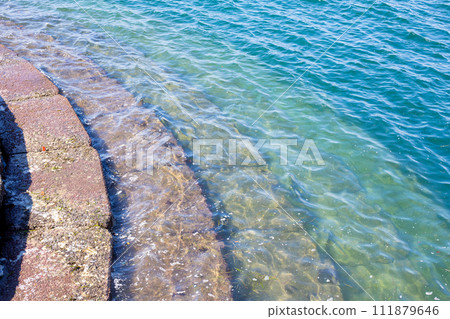 Stairs that sink into the sea from the middle of Takamatsu Port 111879646