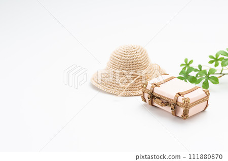 旅行袋行李箱和草帽 111880870