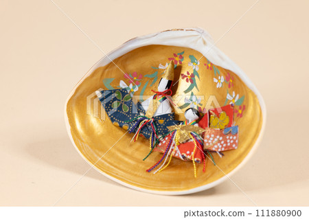 Shell-crafted Hina dolls and Dairi-sama Shell-crafted Hina dolls and Dairi-sama 111880900