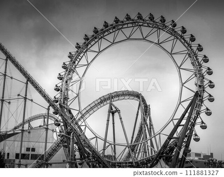 下雨天安靜的遊樂園 — 摩天輪與雲霄飛車 下雨天安靜的遊樂園 — 摩天輪與雲霄飛車 111881327