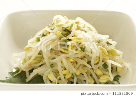 Bean sprout salad with sesame dressing 111881869