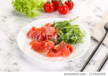 Sliced salmon with fresh arugula 111882036