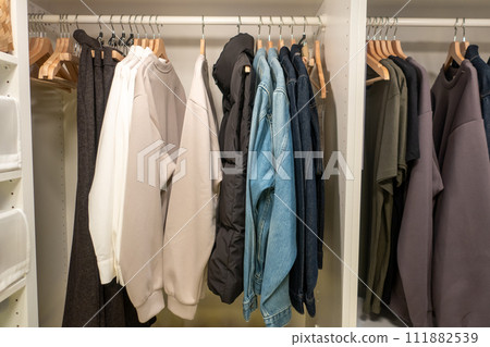 衣櫃裡放衣服 111882539