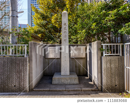 矗立在廣播發源地(東京都港區芝浦)的【廣播紀念碑】 矗立在廣播發源地(東京都港區芝浦)的【廣播紀念碑】 111883088