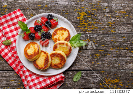 Cheese pancakes with fresh berries 111883277
