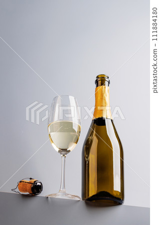 Champagne elegance 111884180