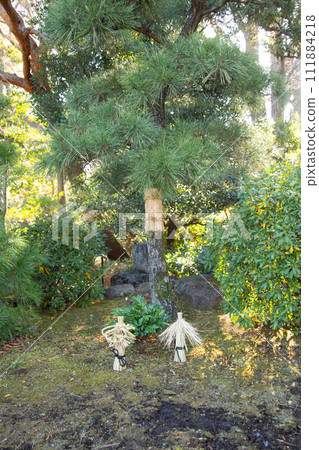 Straw Bocchi lucky charms for New Year's decorations in the garden Straw Bocchi lucky charms for New Year's decorations in the garden 111884218