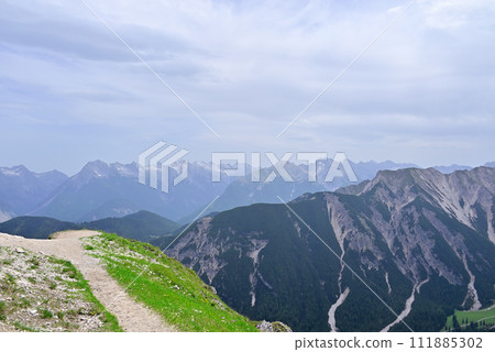 從 Seefelder Spitze 山步道欣賞美景 111885302