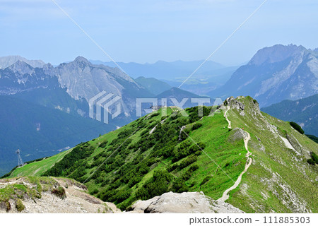 通往 Seefelderjoch Sankami 車站的平緩山脊小徑 111885303