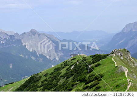 從 Seefelder Spitze 小徑看 Seefelderjoch 山站 從 Seefelder Spitze 小徑看 Seefelderjoch 山站 111885306