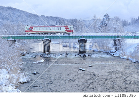 穿越秋田內陸縱貫鐵道小又川大橋的 AN-8804 穿越秋田內陸縱貫鐵道小又川大橋的 AN-8804 111885380