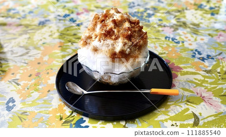 刨冰淋上煉乳、紅豆和黃豆粉 111885540