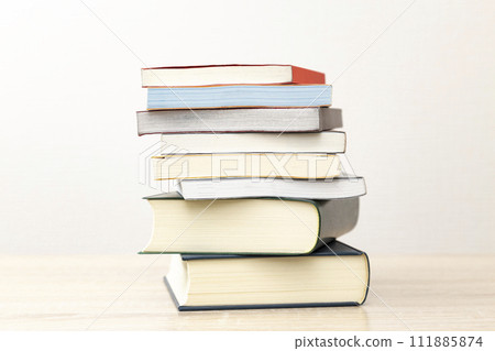 桌子上堆滿了書 桌子上堆滿了書 111885874
