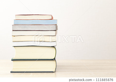 桌子上堆滿了書 桌子上堆滿了書 111885876