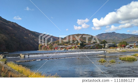 深秋的京都嵐山一井堰 深秋的京都嵐山一井堰 111886127