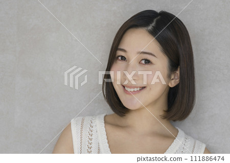 Beauty image portrait of a woman in her 20s looking at the camera Beauty image portrait of a woman in her 20s looking at the camera 111886474