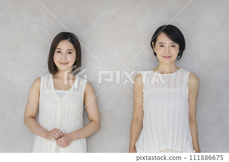 20 多歲和 50 多歲的微笑女性,母女形象肖像 20 多歲和 50 多歲的微笑女性,母女形象肖像 111886675