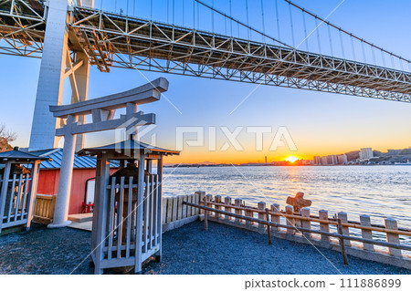 福岡縣北九州市的輪船神社、關門橋和冬季日落 福岡縣北九州市的輪船神社、關門橋和冬季日落 111886899