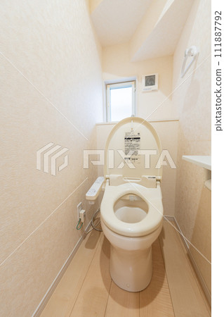 toilet  111887792