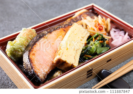 美味的銀鮭魚西京烤便當 美味的銀鮭魚西京烤便當 111887847